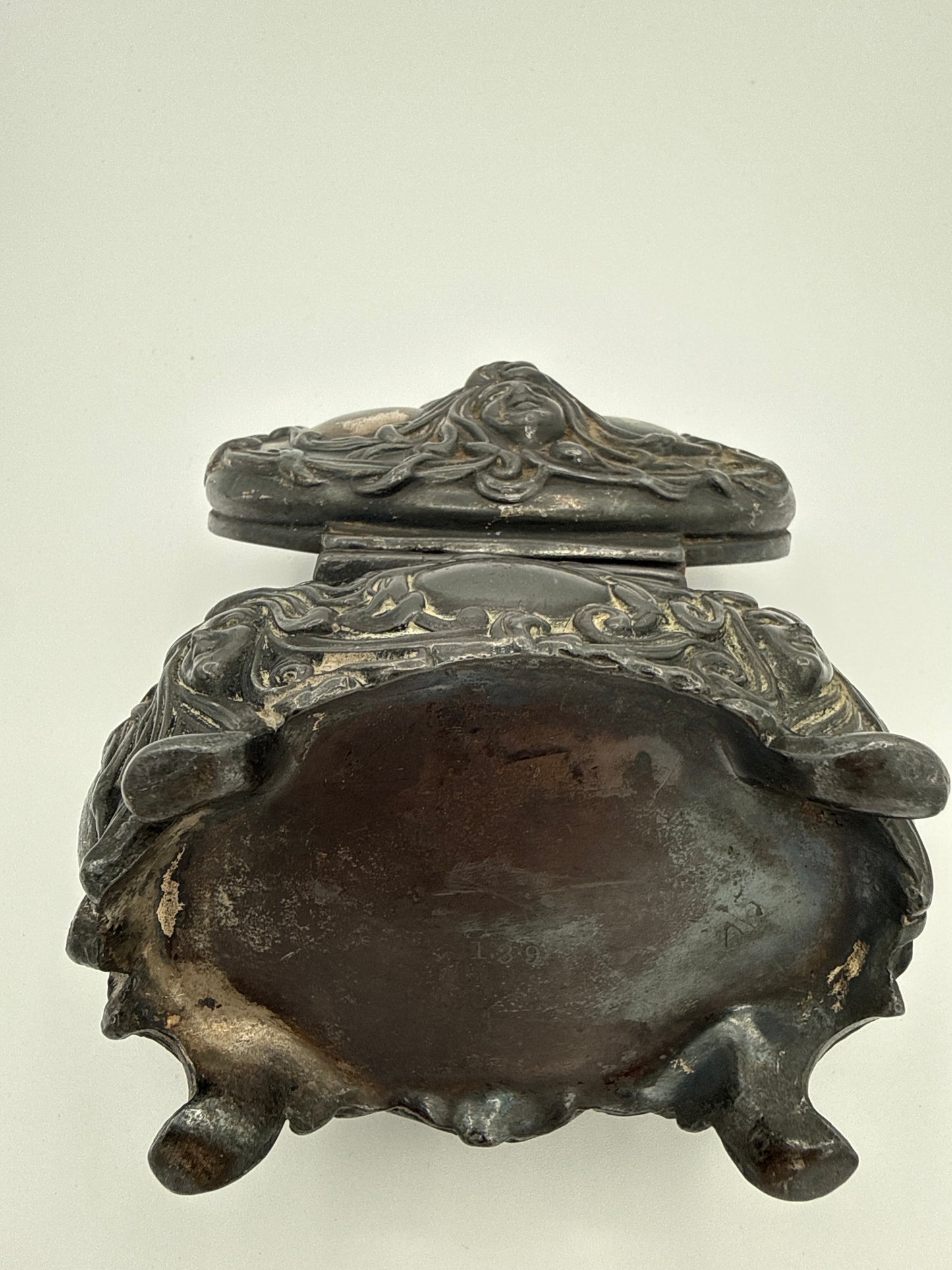 Antike Jugendstil - Schmuckdose mit Medusen-Relief, um 1900