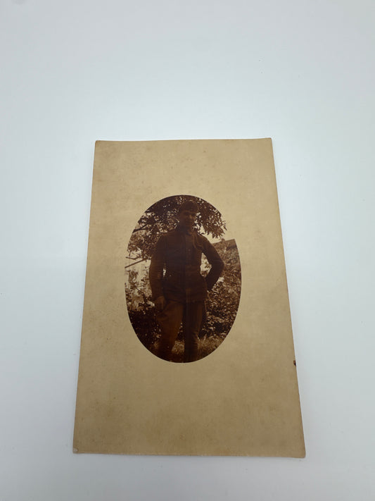 Porträt eines k.u.k. Soldaten im Freien, um 1915
