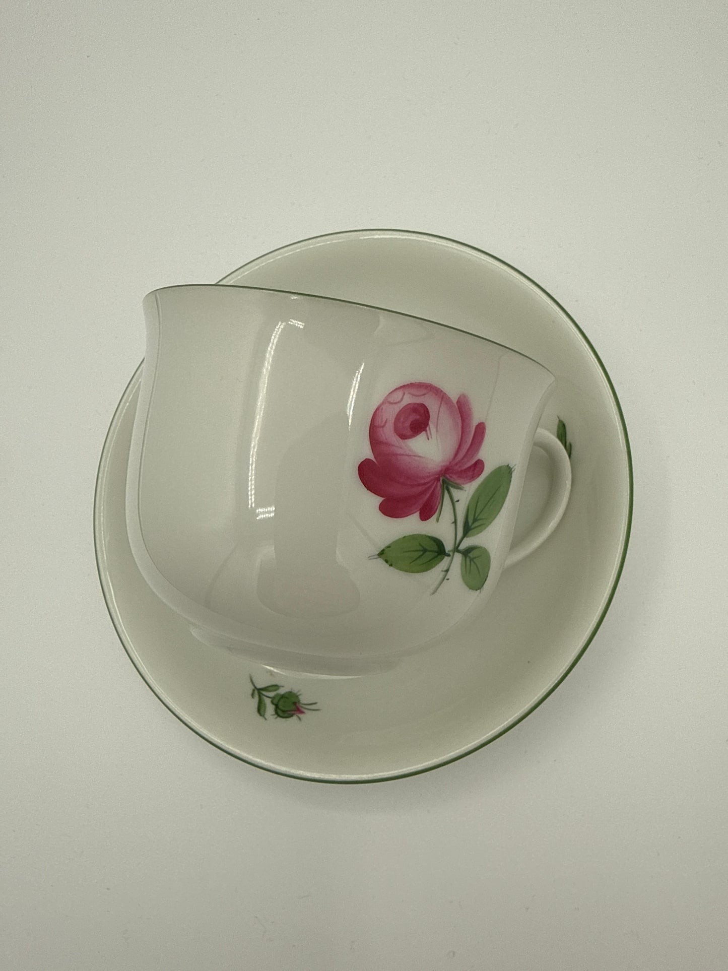 Augarten Wien – Teetasse mit Untertasse „Wiener Rose“ mit grünem Randdekor