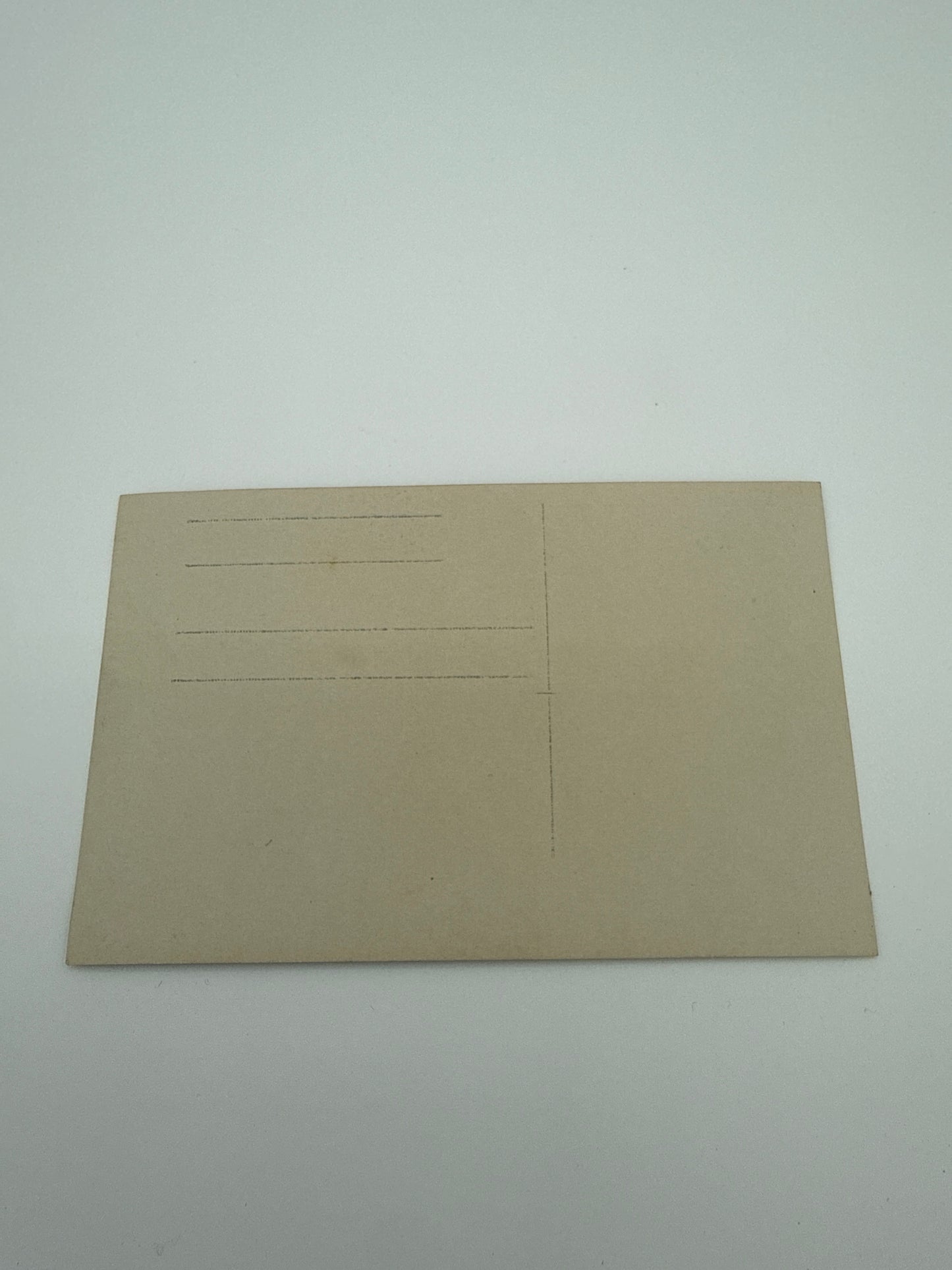 Soldat am Grab eines Gefallenen, um 1917