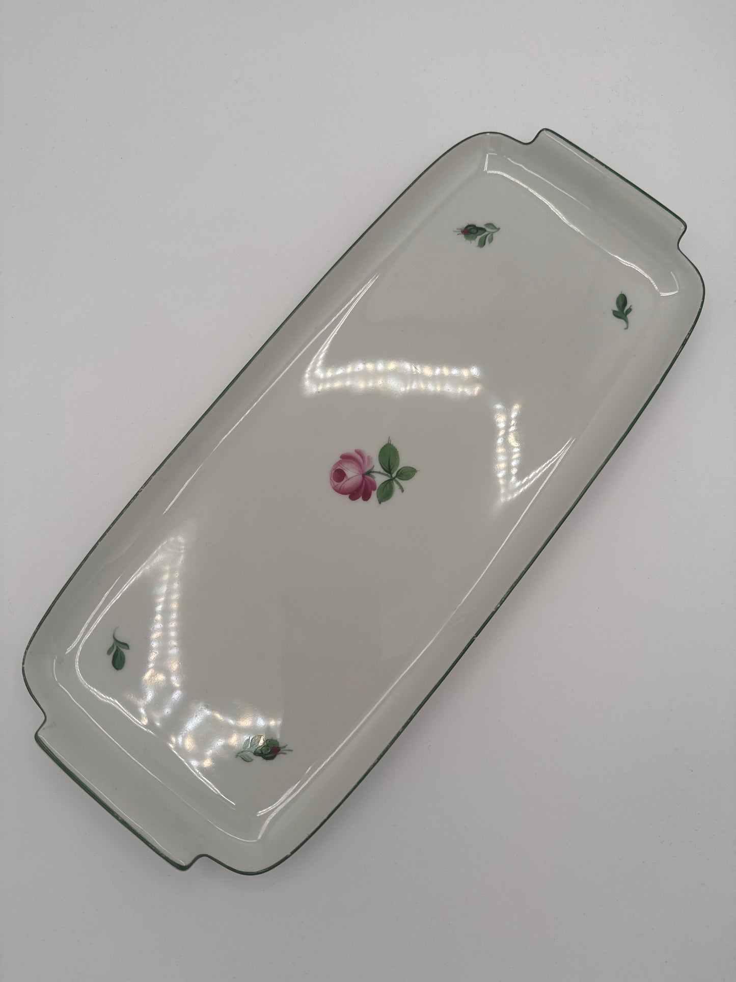 Augarten Wien – rechteckige Servierplatte „Wiener Rose“ mit grünem Randdekor