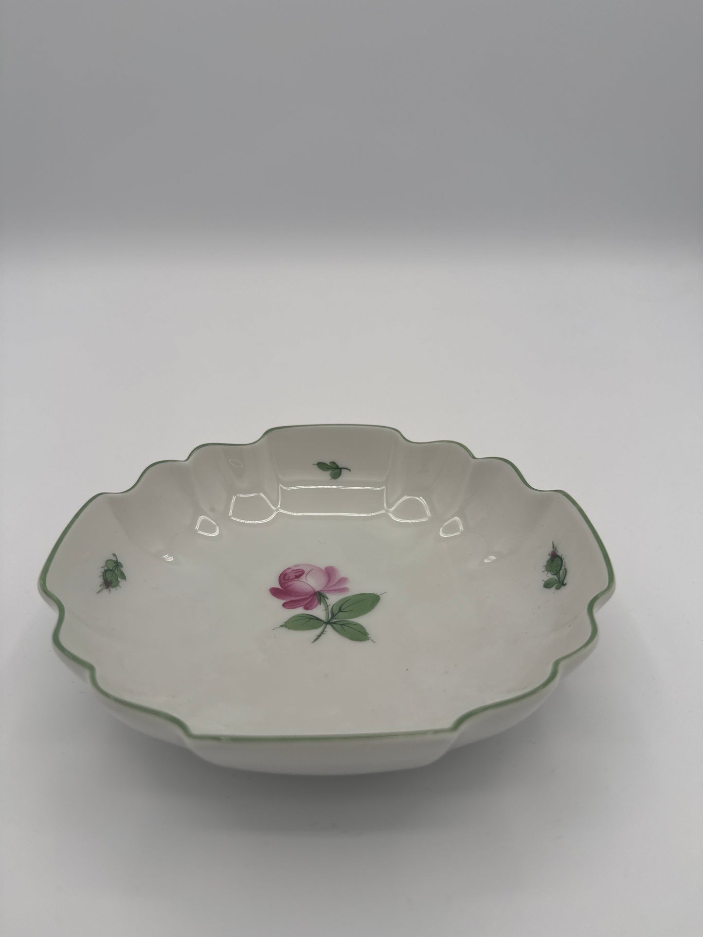 Augarten Wien – Schale „Wiener Rose“ mit grünem Randdekor