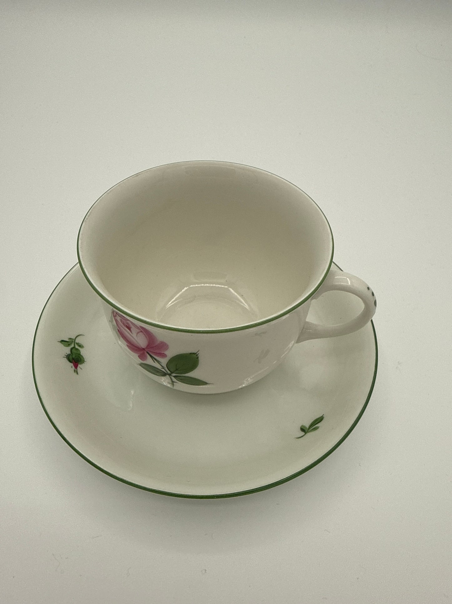 Augarten Wien – Teetasse mit Untertasse „Wiener Rose“ mit grünem Randdekor