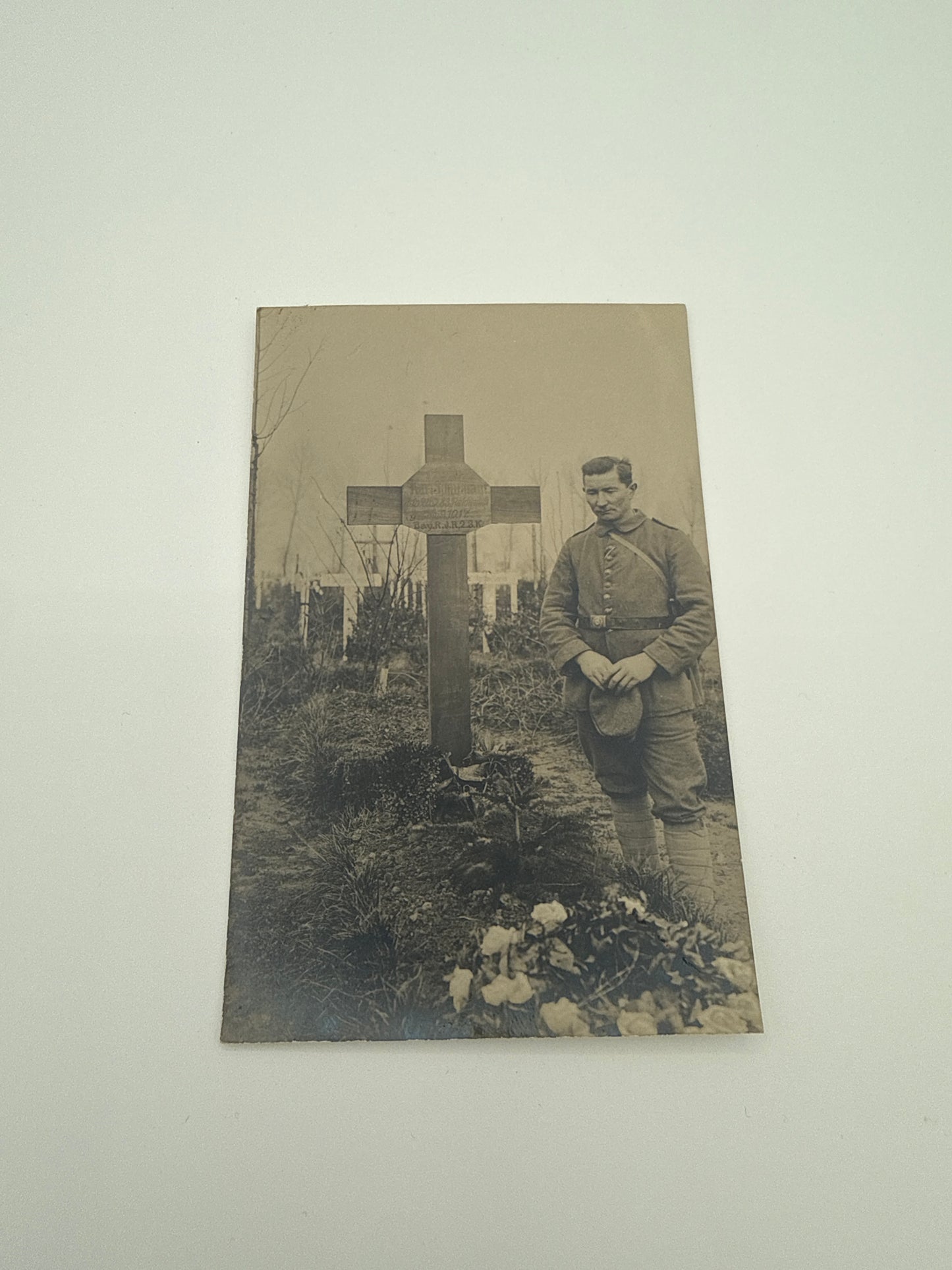 Soldat am Grab eines Gefallenen, um 1917