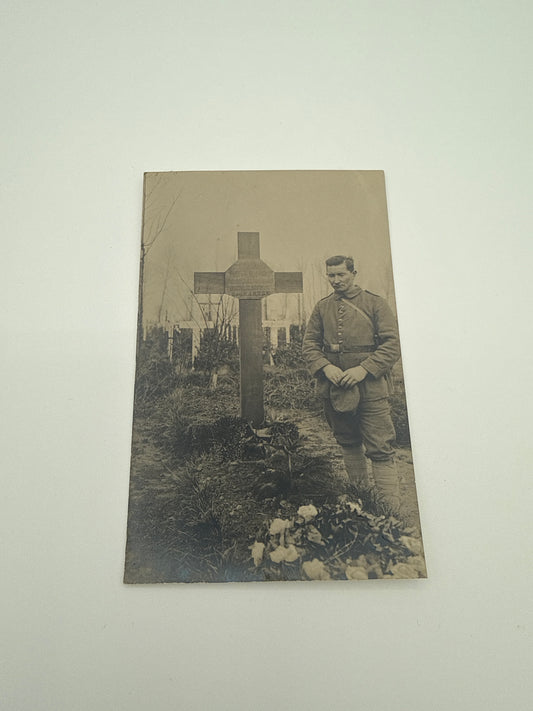 Soldat am Grab eines Gefallenen, um 1917