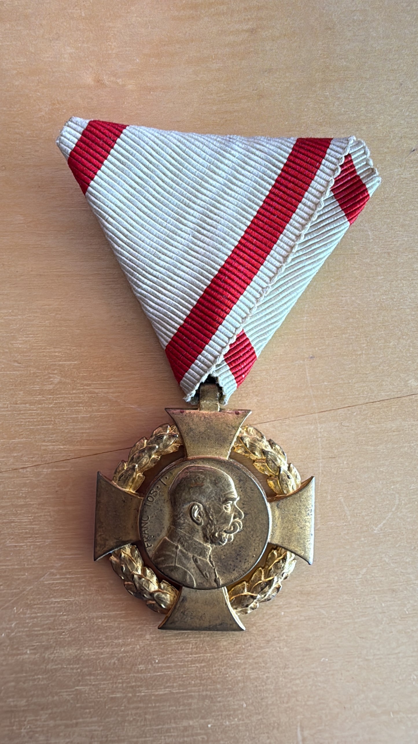 Militär-Jubiläumskreuz bronze vergoldet Militär am rot weißen Band