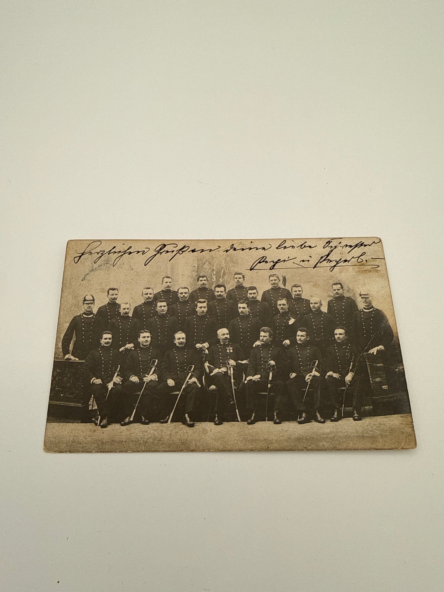 K.u.k. Militärkarte Wien um 1905 – Offiziersgruppe in Paradeuniform,
Originale Postkarte „Correspondenz-Karte“