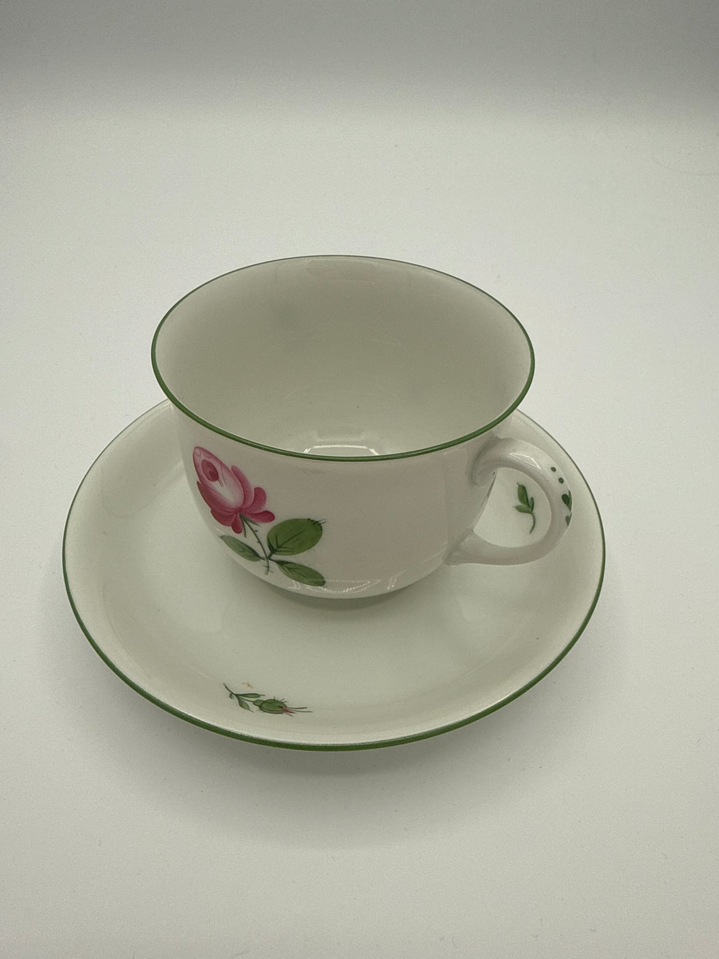 Augarten Wien – Teetasse mit Untertasse „Wiener Rose“ mit grünem Randdekor