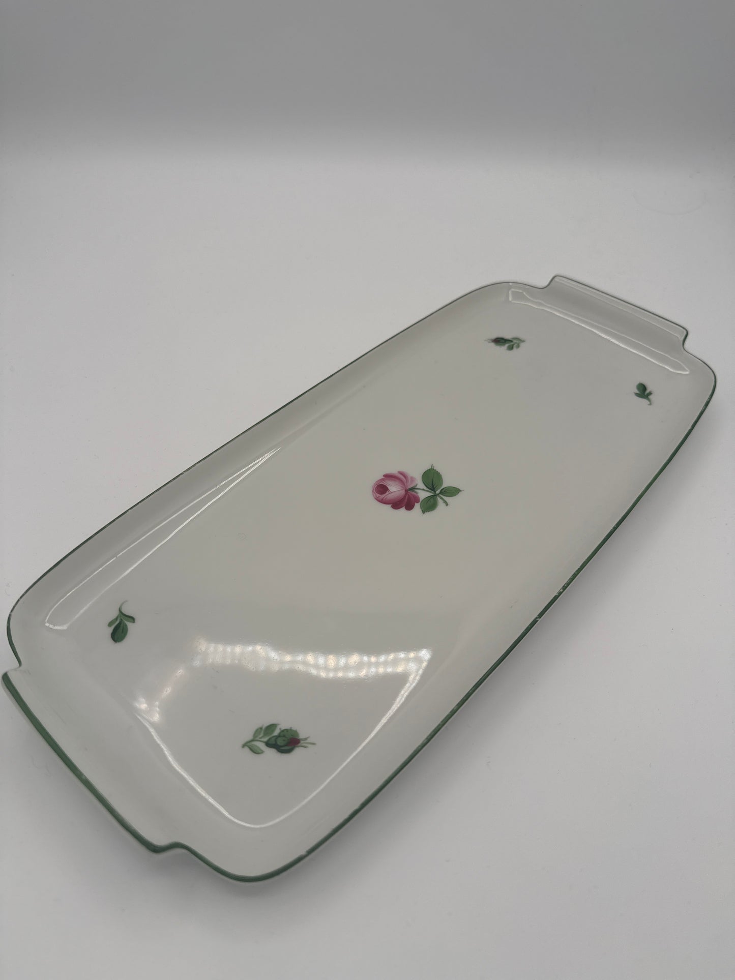 Augarten Wien – rechteckige Servierplatte „Wiener Rose“ mit grünem Randdekor