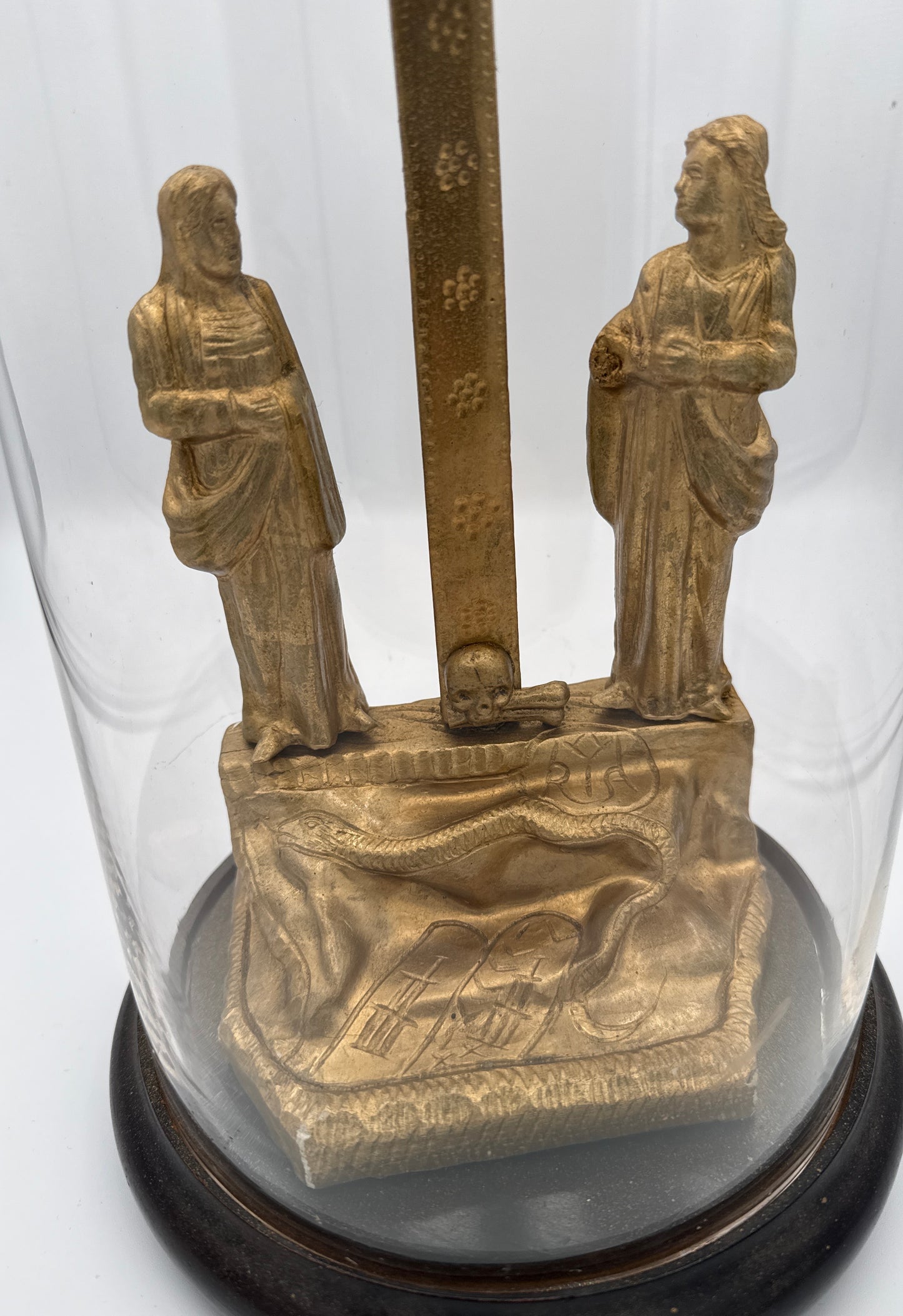 Holzgeschnitztes Kruzifix unter Glassturz – goldgefasst, um 1920–1950