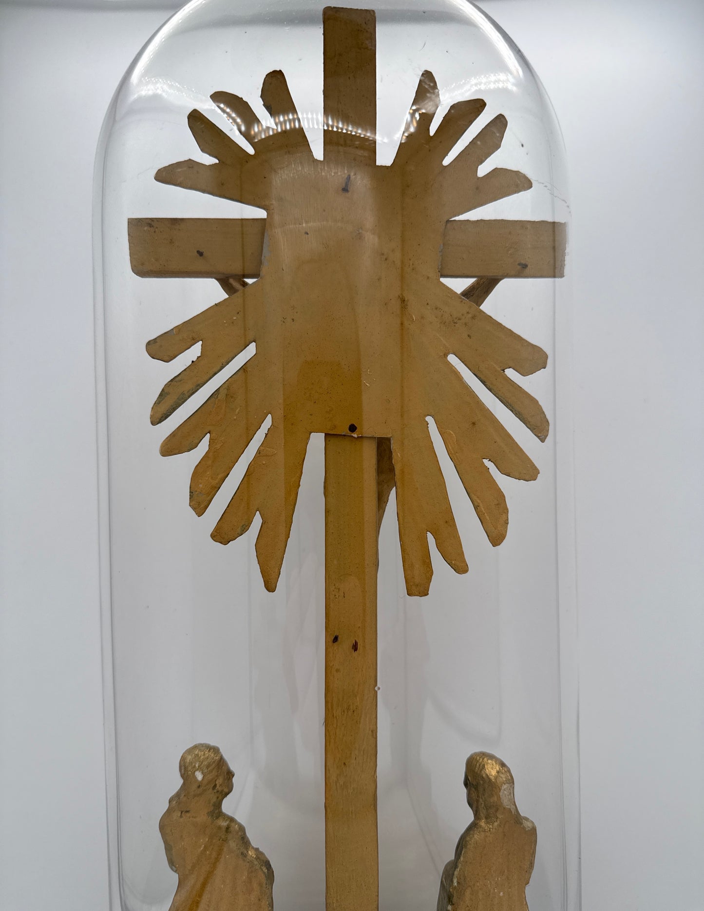 Holzgeschnitztes Kruzifix unter Glassturz – goldgefasst, um 1920–1950