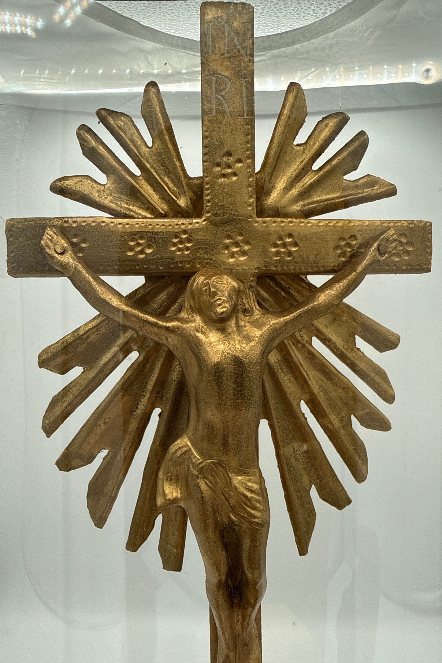 Holzgeschnitztes Kruzifix unter Glassturz – goldgefasst, um 1920–1950