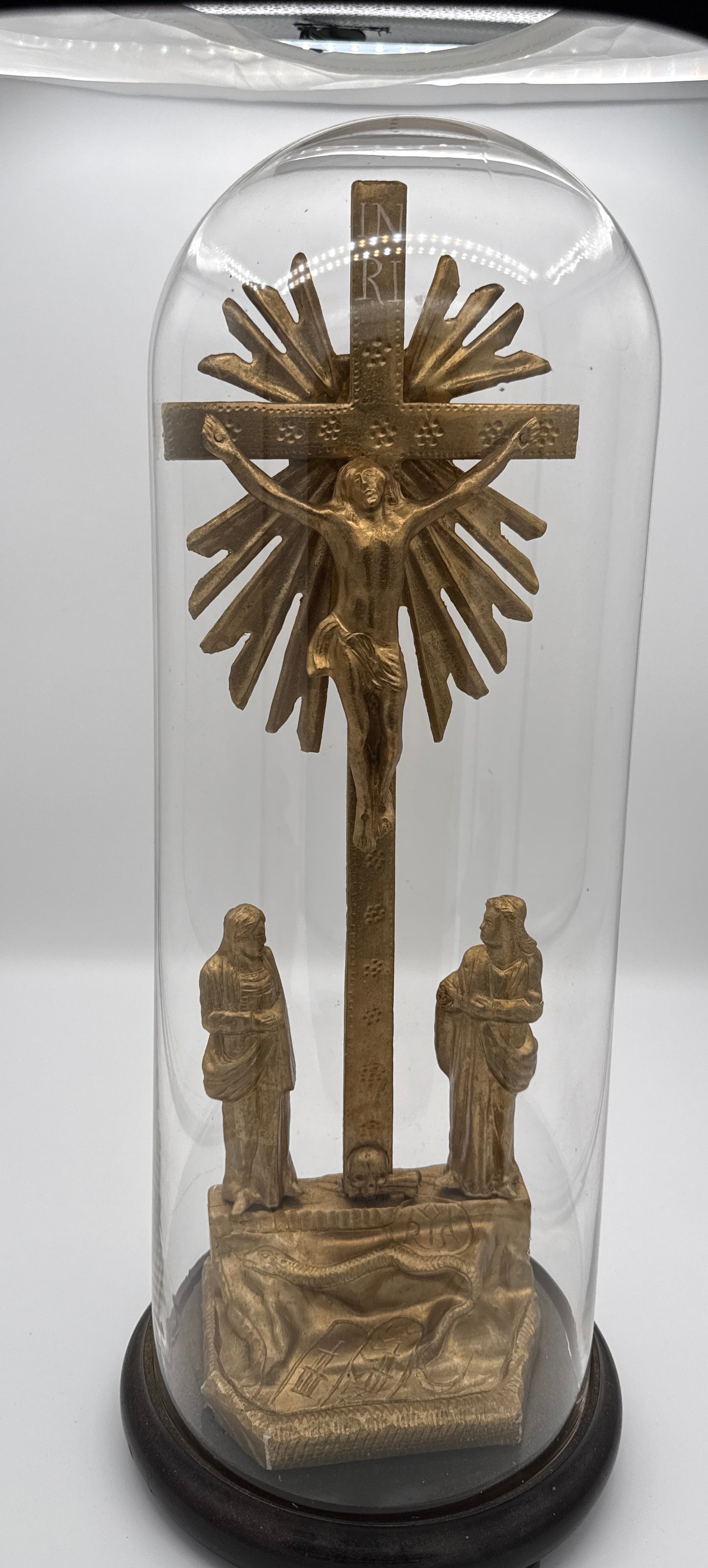 Holzgeschnitztes Kruzifix unter Glassturz – goldgefasst, um 1920–1950