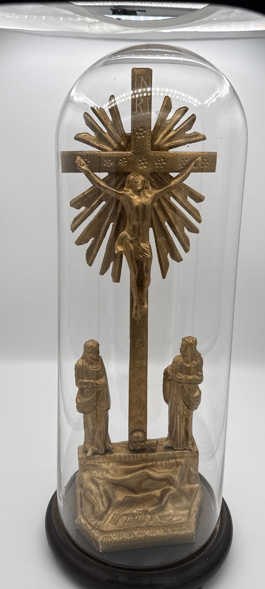 Holzgeschnitztes Kruzifix unter Glassturz – goldgefasst, um 1920–1950