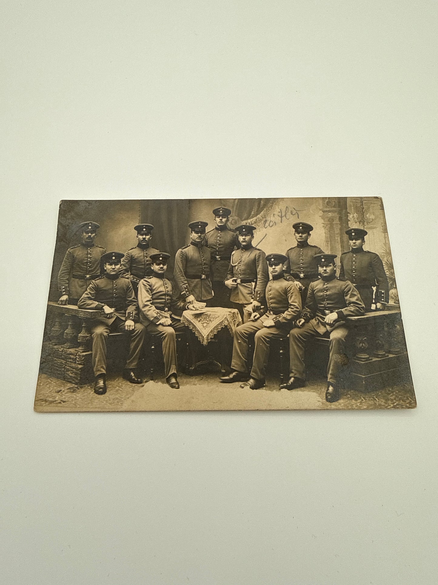 Deutsche Soldaten im Atelierporträt, Augsburg um 1915 – Gruppenaufnahme in feldgrauer Uniform