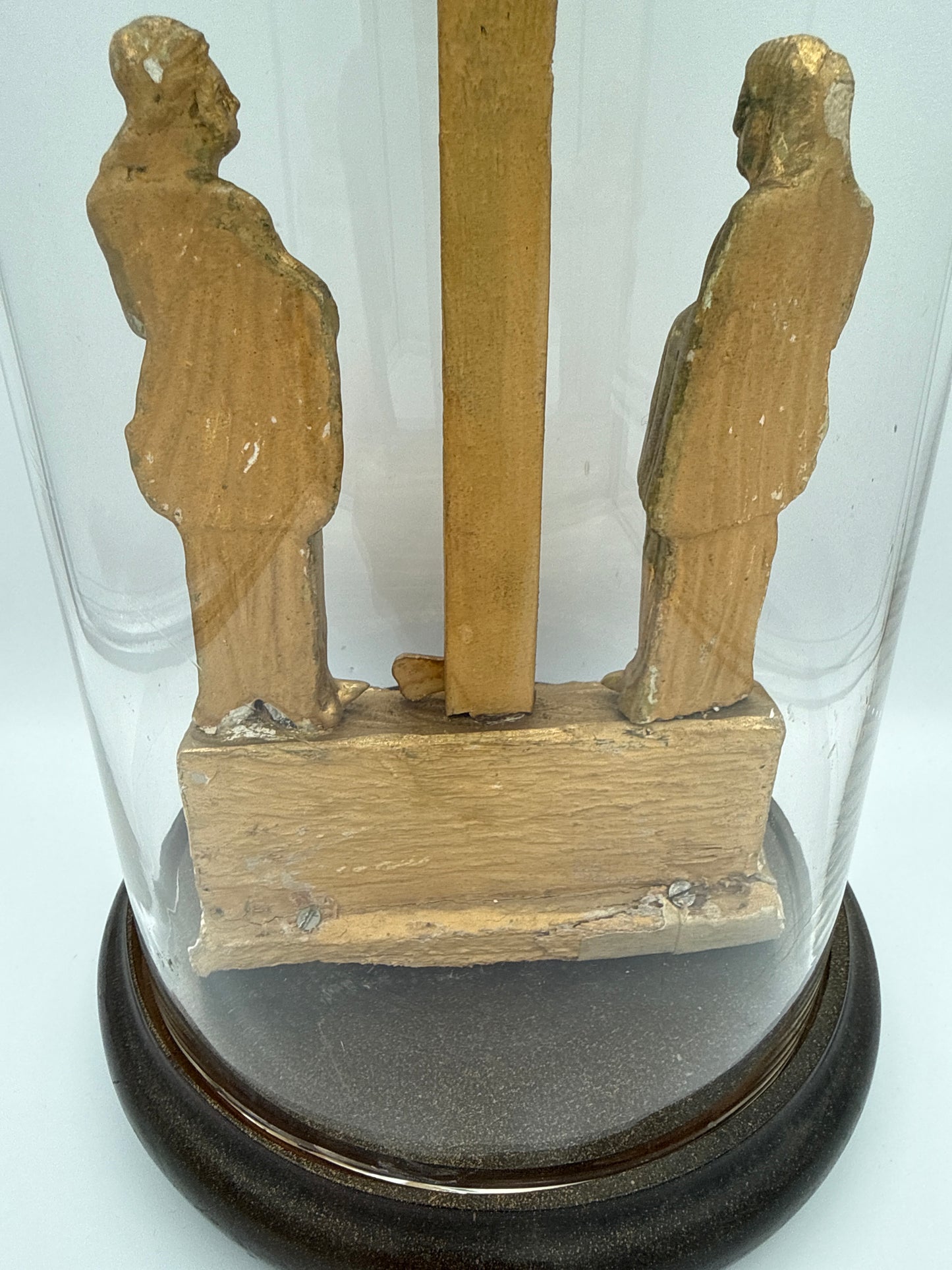 Holzgeschnitztes Kruzifix unter Glassturz – goldgefasst, um 1920–1950