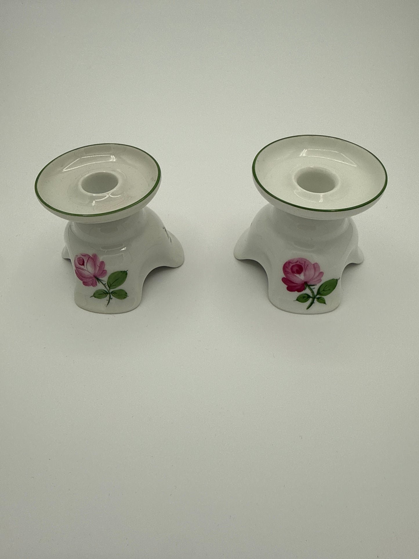 Augarten Wien – Paar Kerzenhalter „Wiener Rose“, grüner Randdekor