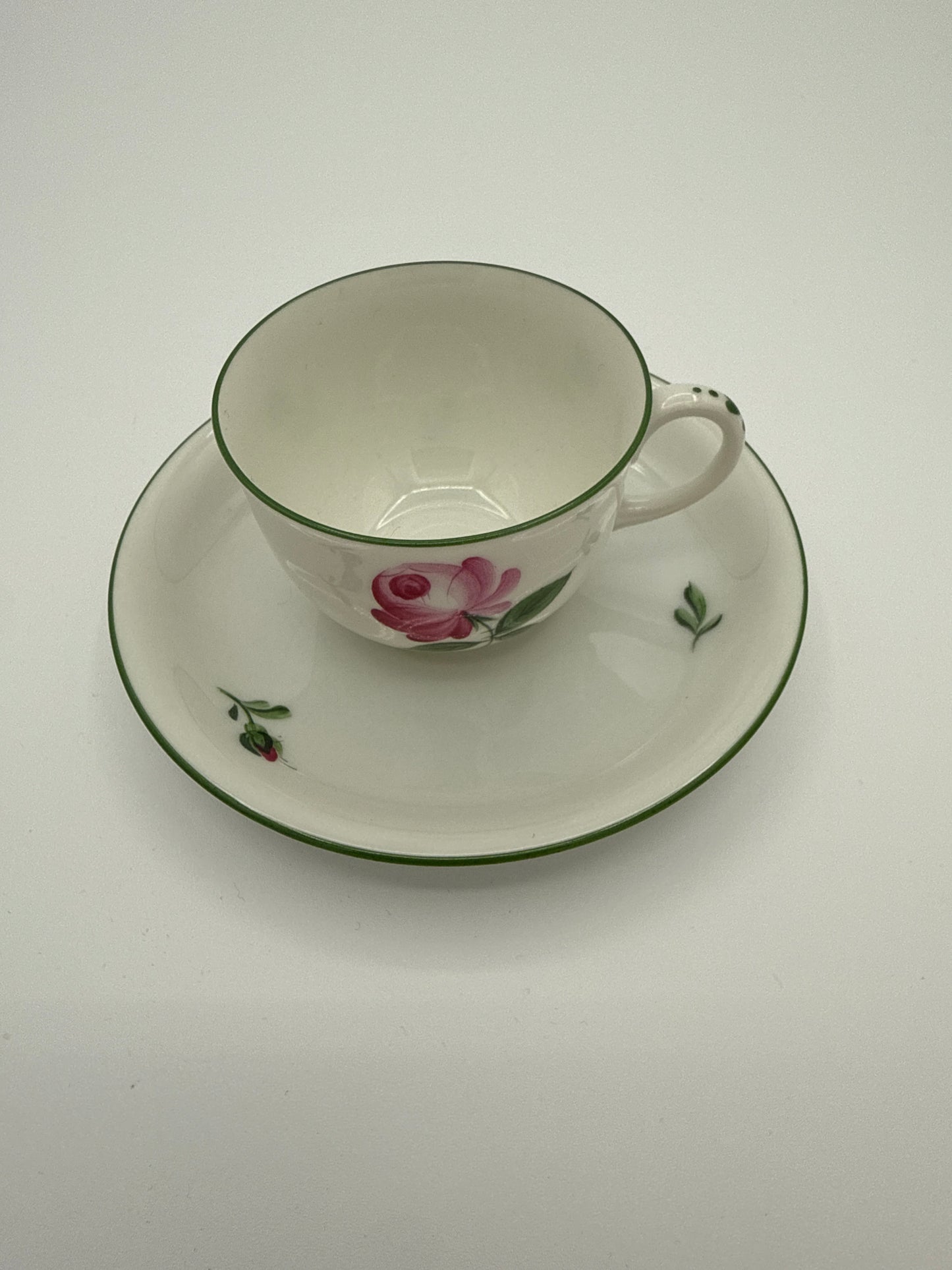 Augarten Wien – Wiener Rose
Mokkatasse mit Untertasse, grüner Randdekor
