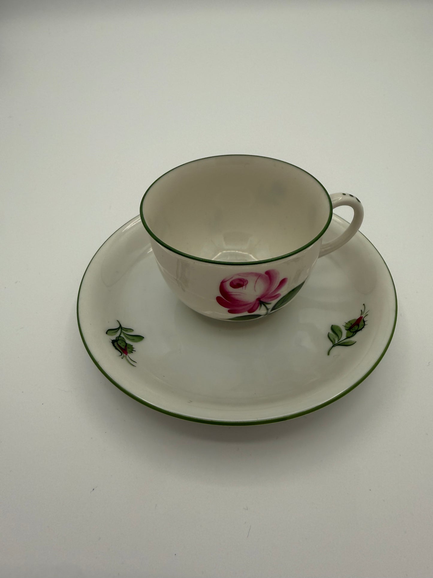 Augarten Wien – Wiener Rose
Mokkatasse mit Untertasse, grüner Randdekor