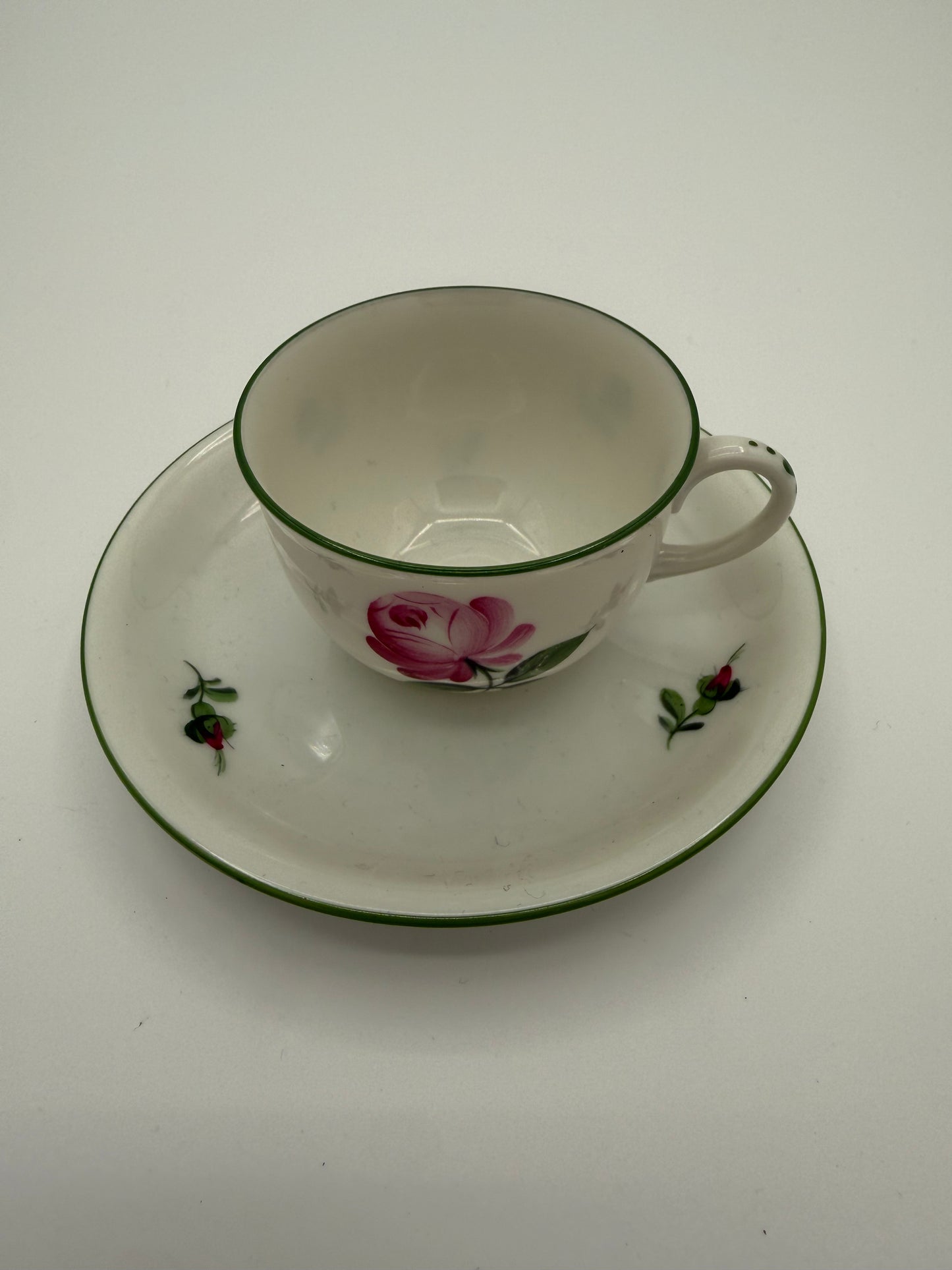 Augarten Wien – Wiener Rose
Mokkatasse mit Untertasse, grüner Randdekor