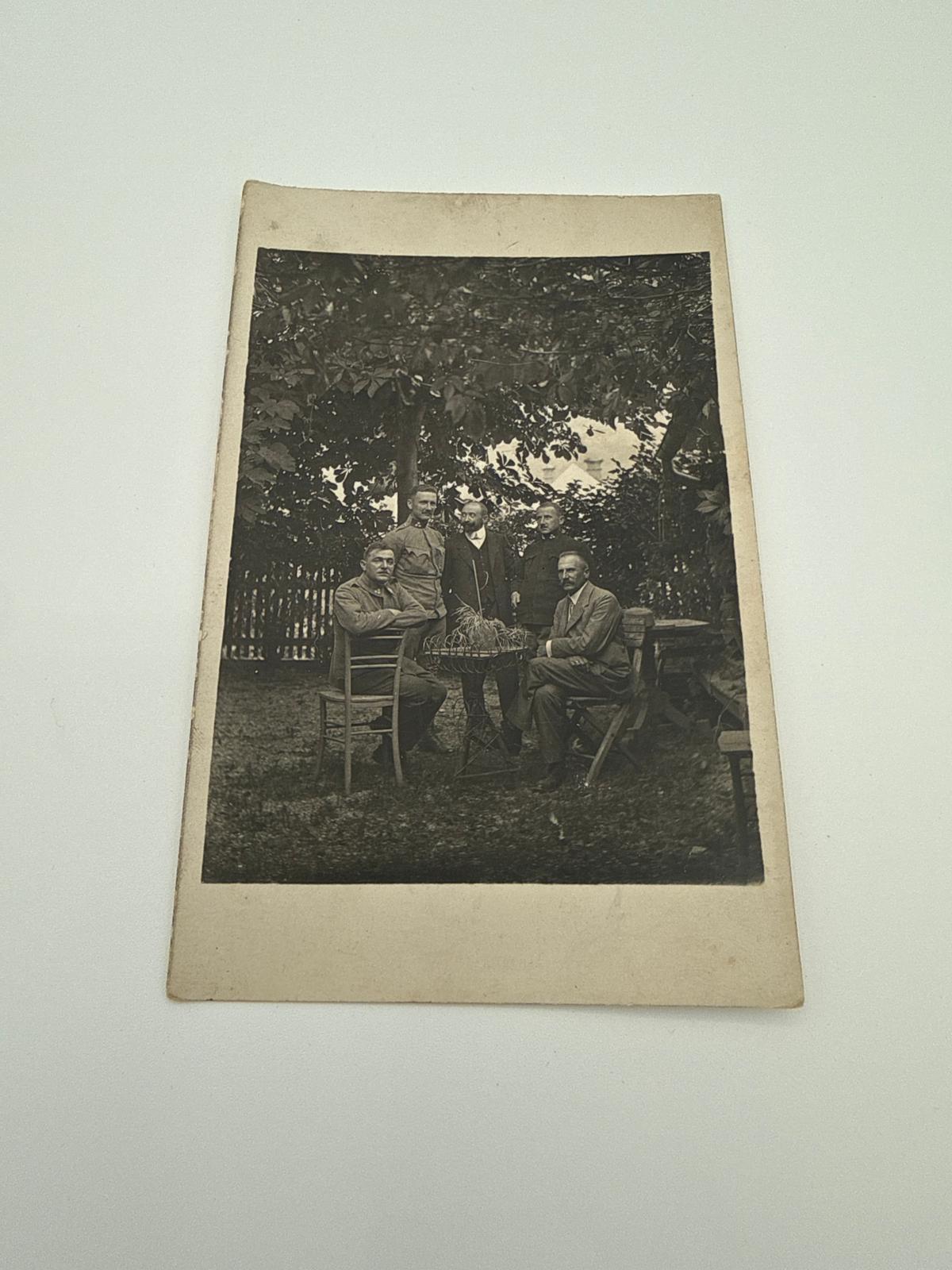 Offiziersrunde im Garten, um 1916