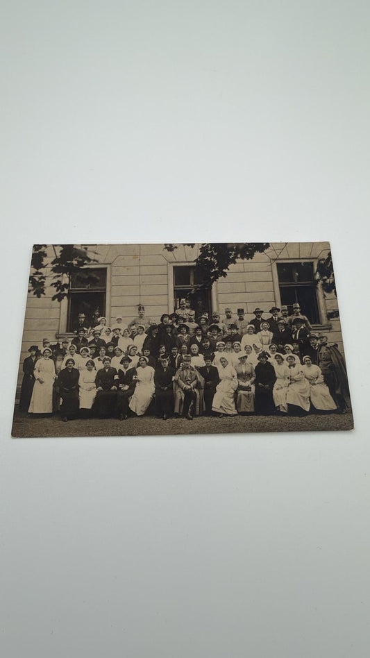 K.u.k. Lazarettpersonal mit Krankenschwestern, um 1916